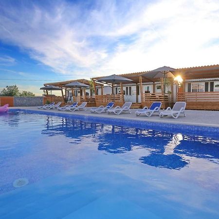 Poolside Mobile Home Турань Экстерьер фото
