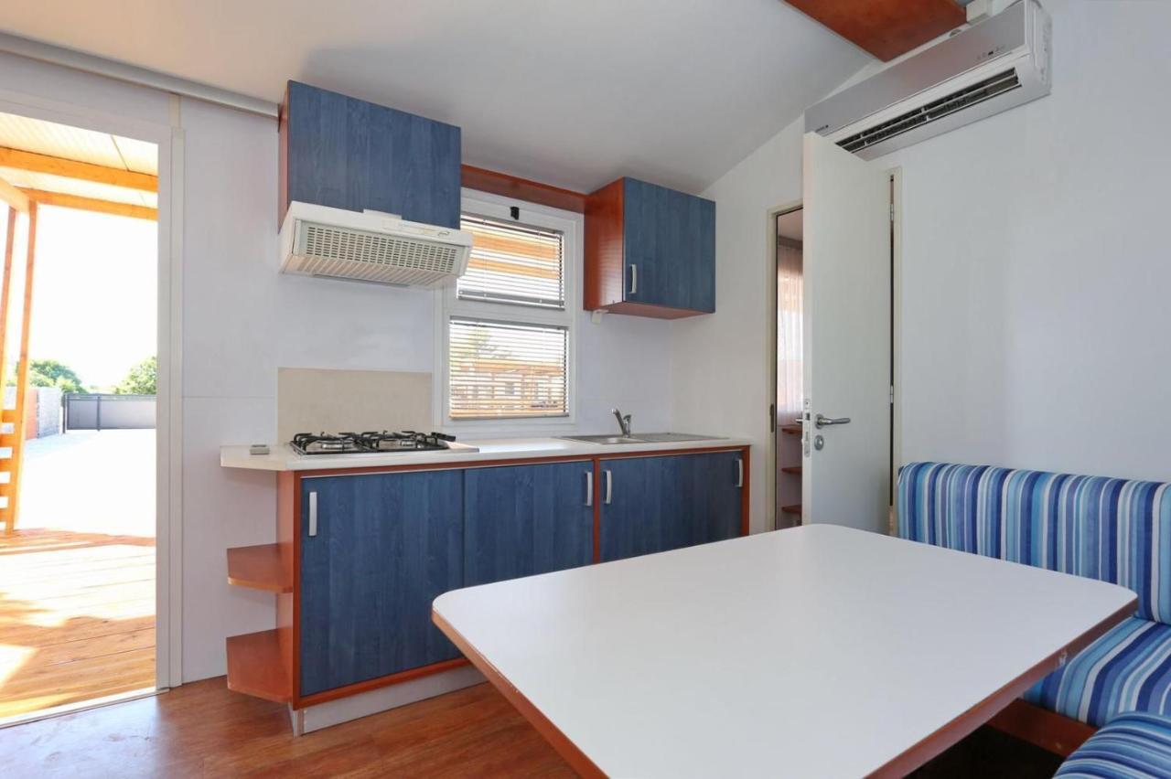 Poolside Mobile Home Турань Экстерьер фото