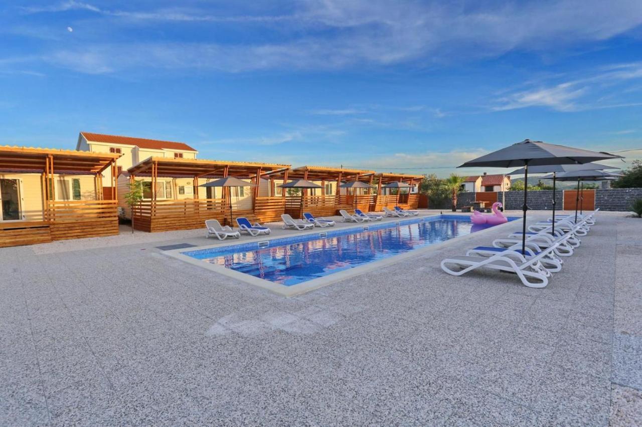 Poolside Mobile Home Турань Экстерьер фото