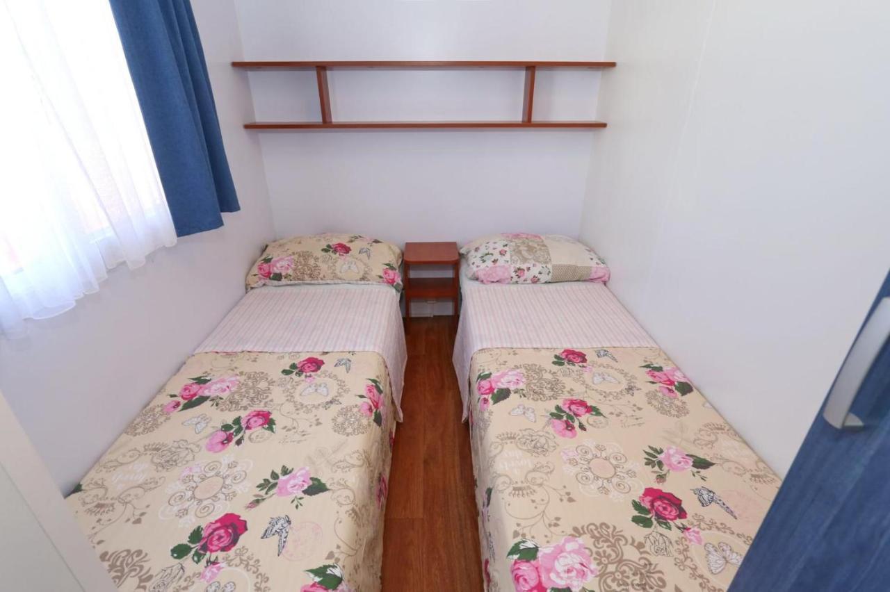 Poolside Mobile Home Турань Экстерьер фото