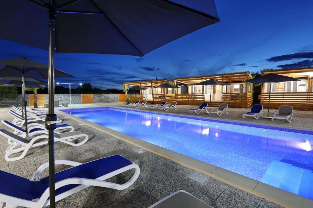 Poolside Mobile Home Турань Экстерьер фото